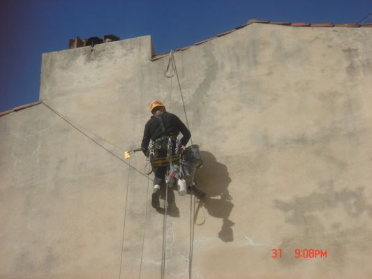 Travail sur corde pour rénovation de façade à Marseille
